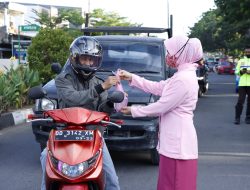 Berkah Ramadhan 1443 Hijriyah, Bhayangkari Cabang Bulukumba Berbagi Takjil Dengan Pengguna Jalan