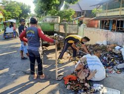 Mempererat Kebersamaan, Bhabinkamtibmas Kerja Bakti Bersama Warga