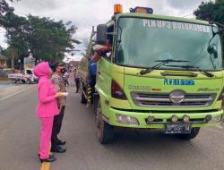 Jumat Berkah, Bhayangkari Ranting Bulukumpa Bagikan Makanan Kepada Pengguna Jalan