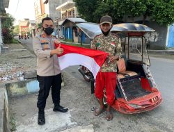 Sambut Hari Proklamasi Ke-77 Kapolres Bulukumba Bagikan Bendera Merah Putih Ke Warga