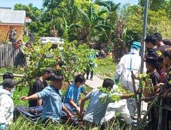 Personel Polsek Ujung Bulu Bersama BPBD Evakuasi Mayat Lansia Di Rawa-Rawa