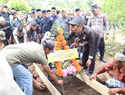 Polres Bulukumba Gelar Upacara Pemakaman Purnawirawan Polri Kompol Syarifuddin SH