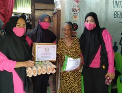 Pengurus Bhayangkari Polsek Rilau Ale Bagikan Paket Sembako Kepada Lansia