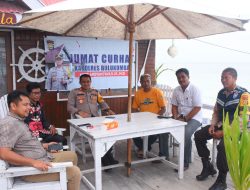 Jum’at Curhat Kapolres Bulukumba Bersama Kades Lembanna Di Pantai Mandala Ria