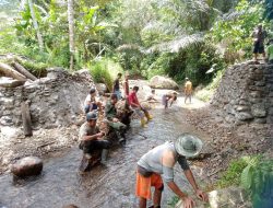 Babinsa Bersama Masyarakat Adakan Karya Bakti Pembuatan Pondasi Jembatan