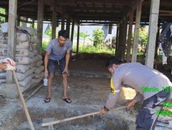 Bantu Warga Binaan, Bhabinkamtibmas Anrihua Rela Jadi Buruh Bangunan