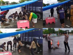 Cegah Lakalantas, Polisi Bersama Tagana Inisiatif Tambal Jalan berlubang.