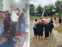 Tak Peduli Derasnya Arus Sungai, Bhabinkamtibmas Ini Tetap Usung Jenazah Ke Pemakaman