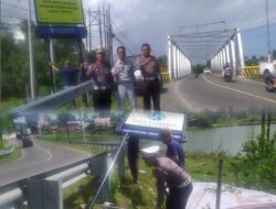 Sat Lantas Dan Jasa Raharja Pasang Papan Imbauan Rawan Laka Di Jembatan Lembang