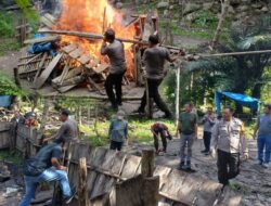 Polisi Bakar Arena Judi Sabung Ayam Di Desa Bonto Raja, Bulukumba