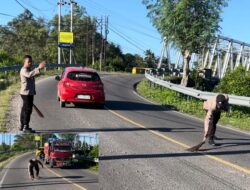 Aksi Terpuji, Kapolsek Ujung Loe Bersihkan Tumpahan Kerikil