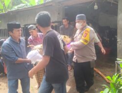 Turut Berdukacita, Bhabinkamtibmas ini Ikut Antar Jenazah Ke Pemakaman