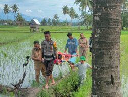 Bhabinkamtibmas Polsek Ujung Loe Evakuasi Warga Yang Tinggal Di Tengah Sawah Ke Puskesmas
