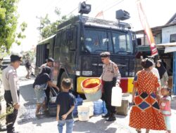 Polres Bulukumba Salurkan 6 Ribu Liter Air Bersih Ke Warga Kasimpureng 