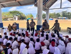 Peduli Literasi, Polwan Polres Bulukumba Bagikan Buku Ke Siswa Sekolah Dasar