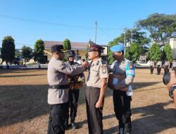 Jelang Pensiun, AIPTU Abd Rahim Terima Penghargaan Pangkat pengabdian