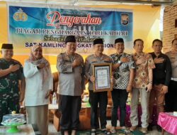 Polda Sulsel Gelar Jumat Curhat Dan Berikan Penghargaan Kapolri Di Pos Satkamling A’bulo Sibatang Desa Kurusumange Kec. Tanralili Kab. Maros