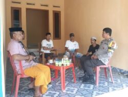 Sampaikan Pesan Pemilu Damai, Bhabinkamtibmas Polsek Kajang Sambangi Warganya