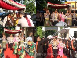 Tari Paduppa, Tradisi Pedang Pora Dan Farewell Parade Sambut Kedatangan Kapolres Bulukumba