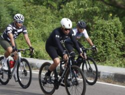 Potret Kapolda Sulsel Gowes Bareng Komunitas Sepeda di Bulukumba