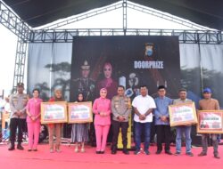 Kapolda Sulsel Kunjungi Bulukumba: Bagikan Ribuan Paket Sembako, 4 Orang Umrah