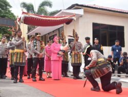Kunker di Polres Bulukumba Kapolda Sulsel Disambut Angngaru Oleh Polwan
