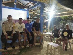 Sambangi Warga Pada Malam Hari, Bhabinkamtibmas Ajak Warganya Jaga Kamtibmas Jelang Pemilu 2024