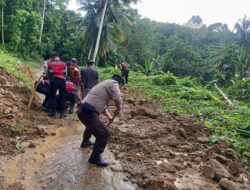 Usai Longsor di Herlang Bulukumba, Polisi Gotong Royong Bersihkan Jalan