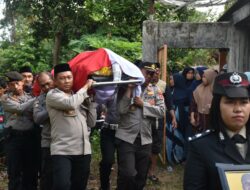 Penghormatan Terakhir, Kapolres Bulukumba Usung Jenazah Aiptu Kuspandi