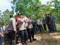 Selain Melayat Kapolres juga ikut Usung Jenazah Ke Pemakaman