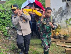 Sinergitas TNI-Polri Usung Jenazah Ke Pemakaman