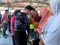 Serukan Pilkada Damai, Kapolda Sulsel Bagikan Ratusan Sembako ke Masyarakat Pulau Lae-lae