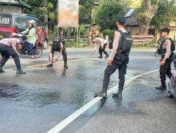Sambil Patroli, Polisi di Bulukumba Bersihkan Tumpahan Pasir-Kerikil di Jalan