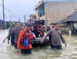 Gerak Cepat Pammat Subdit Gasum Polda Sulsel Evakuasi Korban Banjir di Makassar