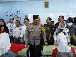 Kapolda Sulsel Tinjau Program Makan Siang Gratis di SMPN 1 Makassar