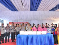 Suport Petugas Pos Nataru, Kapolres Bulukumba Bersama Bhayangkari Bagikan Bingkisan