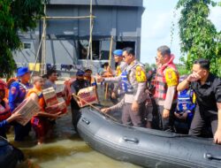 Tinjau Lokasi Banjir di Antang, Kapolda Sulsel Salurkan Bamtuan