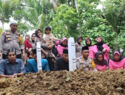 Turut Berduka, Kapolres Bulukumba Melayat Atas Meninggalnya Istri Salah Satu Anggota.