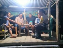Jaga Keamanan Wilayah, Bhabinkamtibmas Sambangi Pos Ronda Malam.