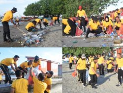 Peduli Lingkungan, Polres Bulukumba Bersih-bersih di Pantai Merpati