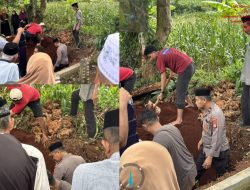 Turut Berbelasungkawa, Kompol Syamsul Bahri Turun Langsung Masukkan Jenazah ke Liang Lahat