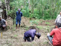Tak Hanya ke Rumah Warga, Bhabinkamtibmas Sambangi Kebun Petani Sampaikan Pesan Kamtibmas