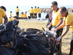 Kapolres Bulukumba Pimpin Ratusan Personel Bersihkan Kawasan Pantai Merpati