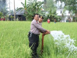 “Polri untuk masyarakat” Polres Bulukumba Bantu Warga Atasi Kekeringan Sawah.