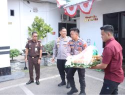 Hari Adhyaksa Ke-81, Kapolres Bulukumba Beri Kejutan Kepada Kajari Bulukumba.