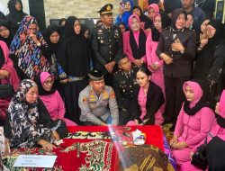 Kapolres Bulukumba Melayat Kerumah Duka Almarhum AIPDA Syarifuddin Berikan Doa Terbaik
