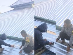 Wujud Nyata Kehadiran Polisi di Tengah Masyarakat, Aiptu Jusman Gotong Royong Perbaiki Atap Masjid