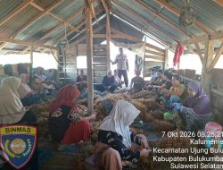 Bhabinkamtibmas Sapa Petani Rumput Laut, Ajak Warga Tingkatkan Kewaspadaan