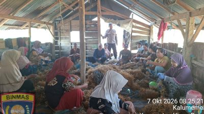 Bhabinkamtibmas Sapa Petani Rumput Laut, Ajak Warga Tingkatkan Kewaspadaan
