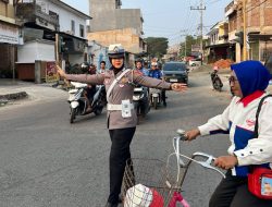 Potret Humanis Polwan Polres Bulukumba, Hadir Mengatur Lalu Lintas Pagi Demi Keselamatan Pengguna Jalan